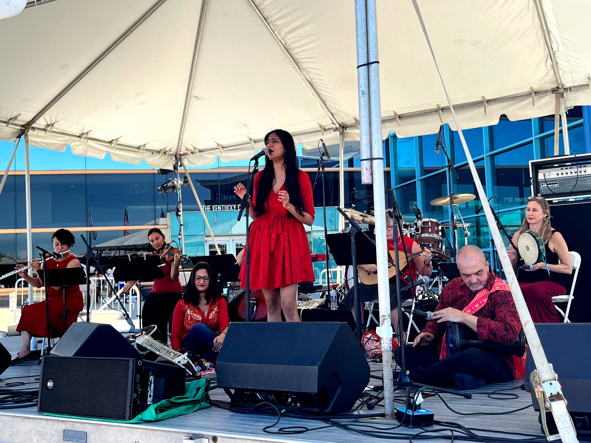 Saw Peep at Louisville WorldFest 2025 performing AR Rahman's "Jiya Re" from the 2012 Bollywood film "Jab Tak Hai Jaan" (directed by Yash Chopra).
Divya Karthikeyan - vocals
Penelope Quesada - flute
Sheryll Impellizzeri - violin
Chelsea Getty - cello
Denise Collins-Martinez - oud
Helen Holifield - riqq
Jon Silpayamanant - dumbek
Meena Khan Atif - gong
Roxell Karr - keyboard
Arrangement/adaptation by Jon Silpayamanant - cellist, composer, multi-instrumentalist
Photo by Melanie Hughes
#WorldFest #Louisville #Bollywood #HindiFilm #India #Flute #Violin #Cello #Dumbek #Keyboard #Oud #BollywoodSong #BollywoodMusic #ARRaman #LouisvilleWorldFest #LouisvilleWorldFest2025 #WorldFest2025